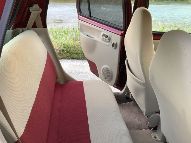 Daihatsu Esse backseat
